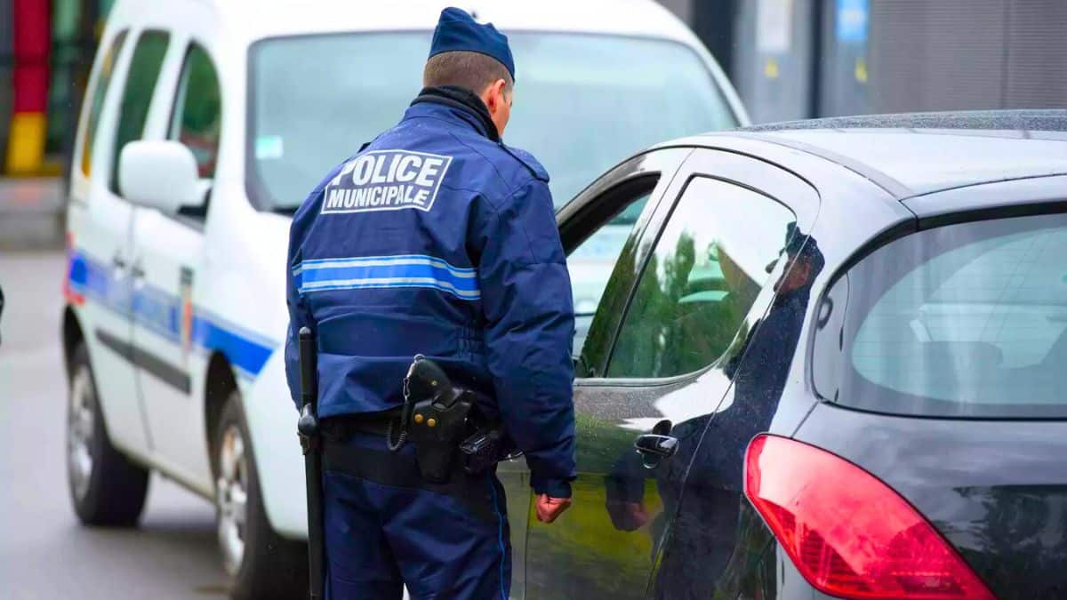 le feu est vert, il démarre et prend 750 euros d’amende il ne connaissait pas cette règle méconnue du code de la route